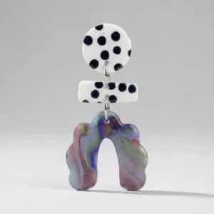 Nahaufnahme von Polka-Dot-Ohrringen mit rundem schwarz-weiß gepunktetem Stecker, gepunktetem Stab-Verbinder und marmoriertem, gewellten Bogen-Anhänger vor hellgrauem Hintergrund.