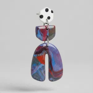 Nahaufnahme von U-Form Ohrringen mit weiß-schwarzem Polka-Dot-Stecker, marmoriertem Verbinder und marmoriertem U-förmigem Drop auf hellgrauem Hintergrund.