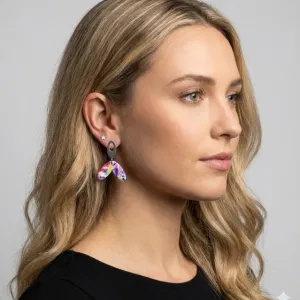 Nahaufnahme der Banana Split Hängeohrringe aus Polymer-Ton mit Harz-Finish und Edelstahlsteckern – handgemachte bunte Ohrringe.