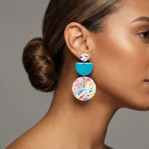 Nahaufnahme der Fig Thing handgemachten Fimo Statement Ohrringe mit Schichtdesign und Edelstahlsteckern.