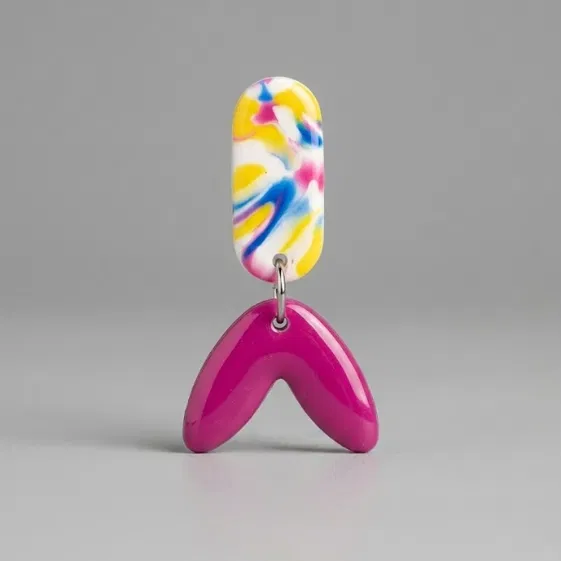 Handgemachte Sugarplum Fimo Ohrringe mit glänzendem Harzfinish und Edelstahlstiften.