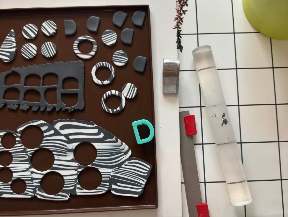 wildberry-polymer-clay-ohrringe-zebra-leopard-print.jpg Handgemachte Wildberry-Polymer-Clay-Ohrringe mit Zebra- und Leopardenmuster sowie einem sanften Harzglanz