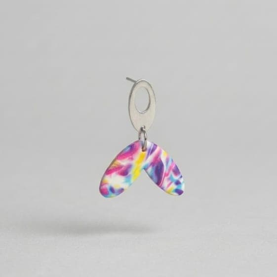Nahaufnahme von Regenbogen-Schmetterling Drop-Ohrringen aus Polymer-Ton, mit sichtbaren Farben, Struktur und Edelstahl-Hardware.