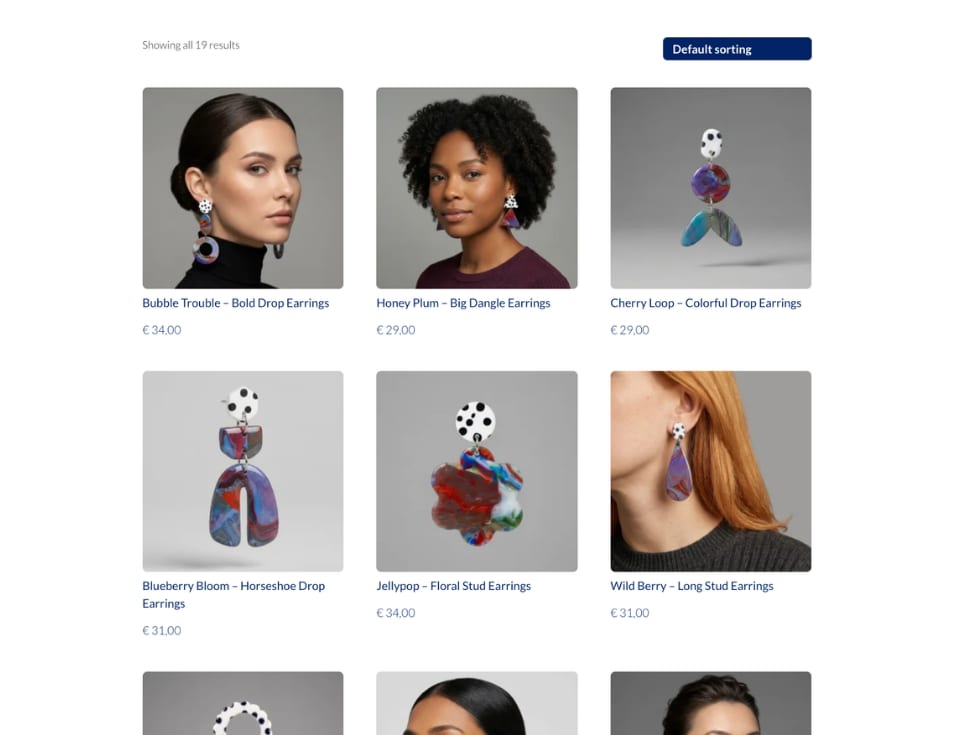 Ein Screenshot der Startseite einer professionellen Schmuck-Website, erstellt mit WordPress und Elementor, der ein übersichtliches Navigationsmenü und hervorgehobene Ohrring-Kollektionen zeigt.